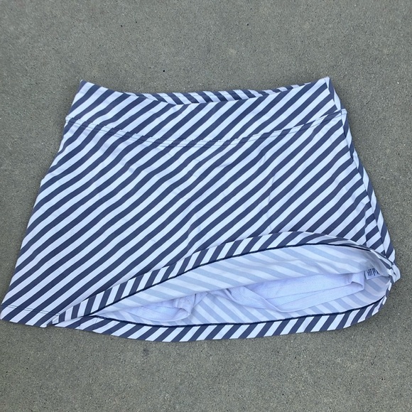 Athleta Women’s Medium A-line Athletic Skirt w/ Shorts, Gray and White - Picture 1 of 9